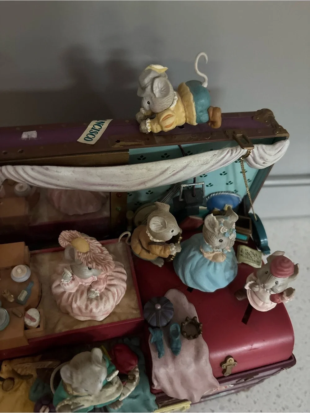 1991 Enesco Mouseterpiece Theater Chest Romeo & Juliet  Animated Music Box